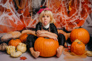Halloween bambina vestita da streghetta mostra la lingua