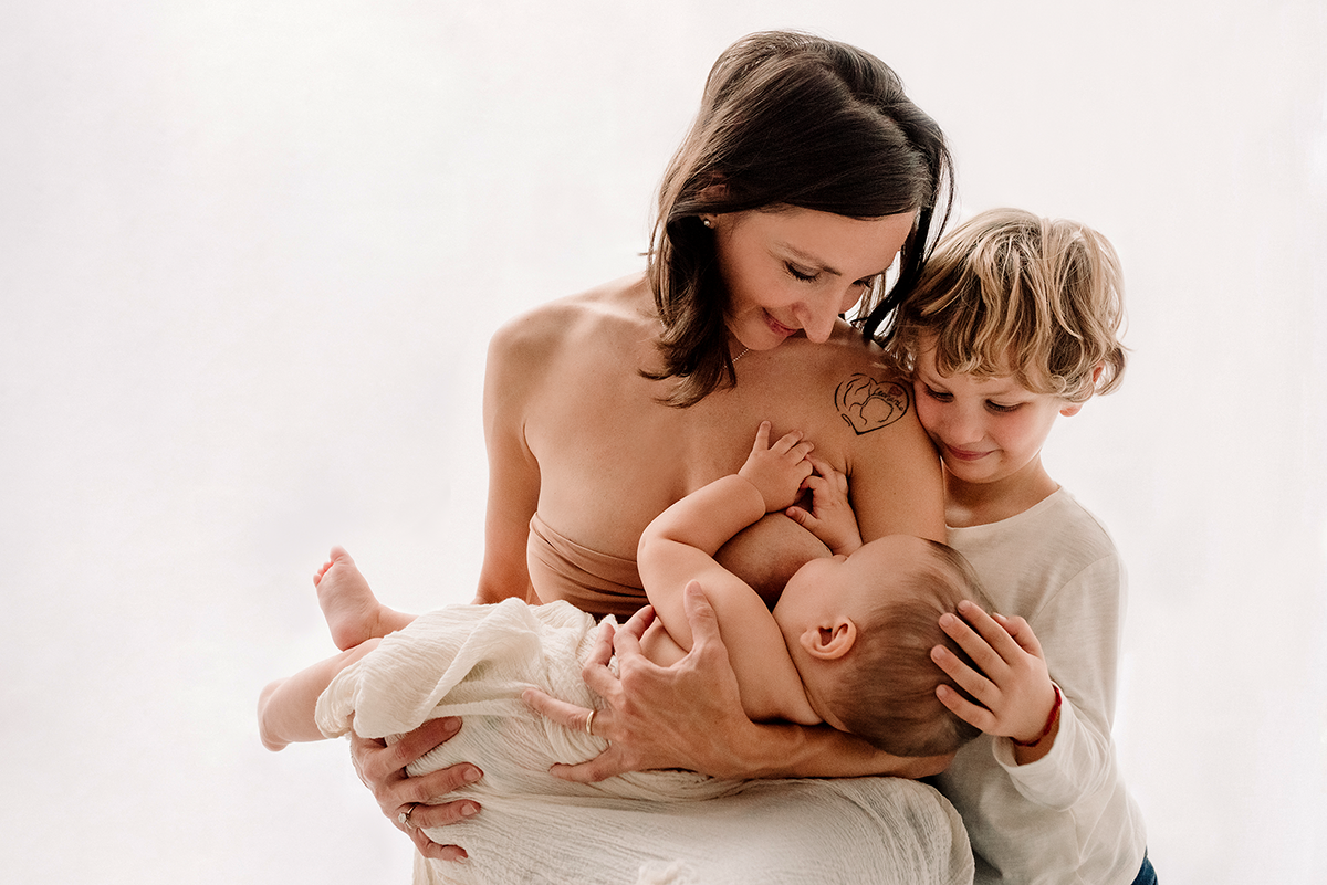 Kids&Family mamma che allatta il proprio bimbo