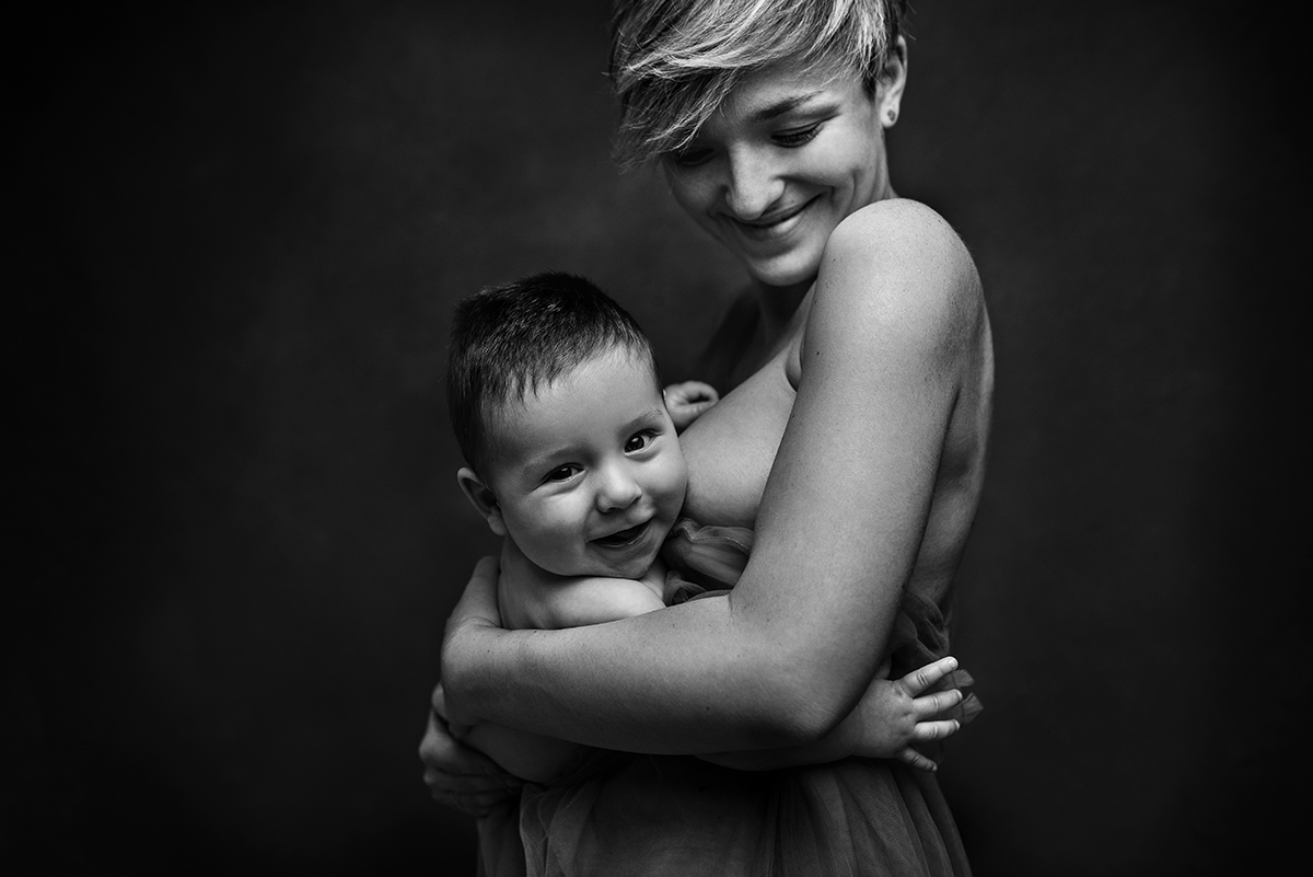 Ritratto affettuoso di mamma e figlio che si danno un'abbraccio in bianco e nero